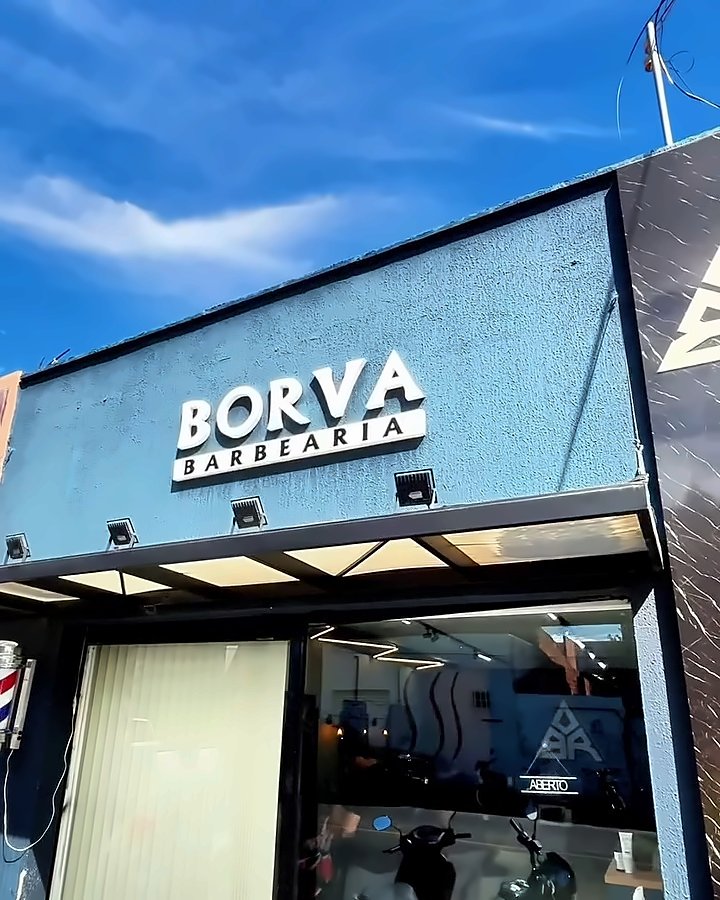 Fachada azul da Borva Dirceu II com o letreiro branco