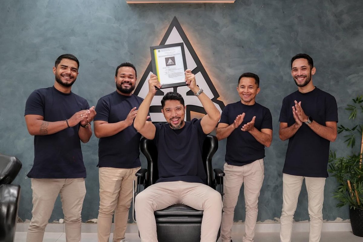 Equipe da Borva reunida diante do triângulo iluminado