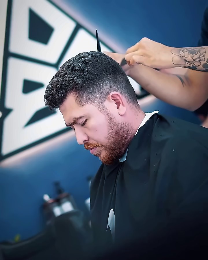 Corte na tesoura com o triângulo iluminado ao fundo
