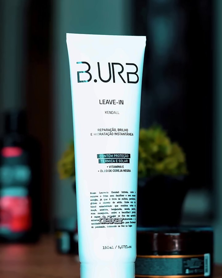 Leave-in da Barba Urbana sobre a bancada da barbearia
