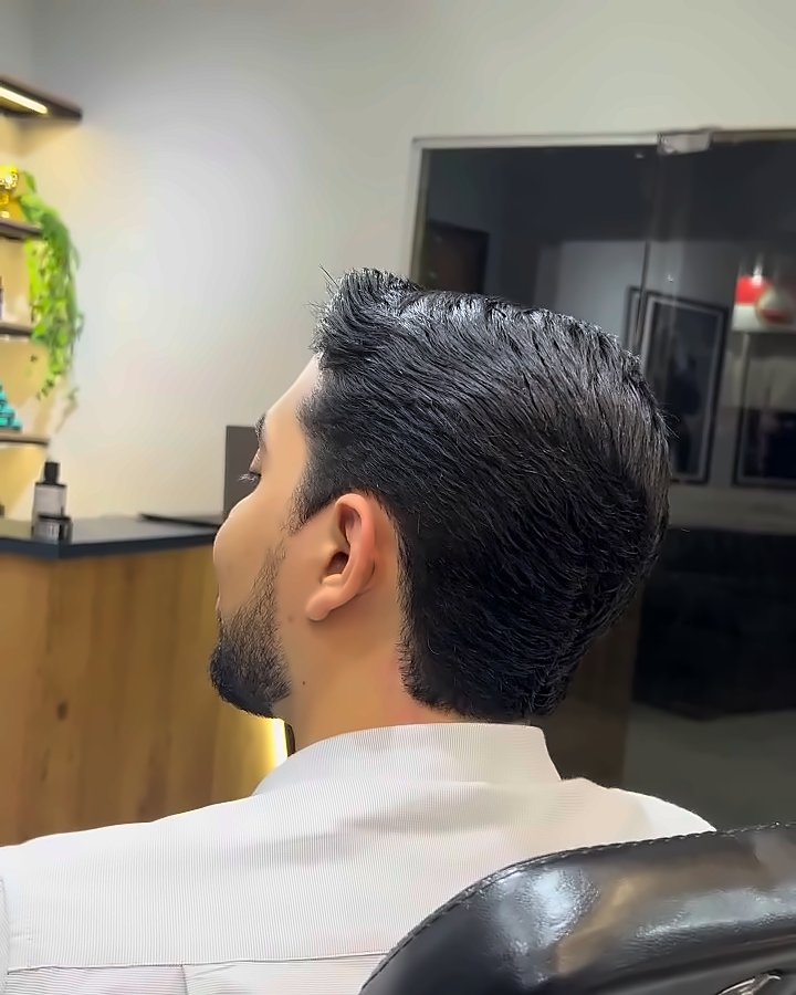 Cabelo alinhado e com brilho depois da desondulação com tanino, visto de costas